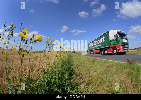 LKW Winkel Blick auf LKW Reisen entlang der Landstraße in der Nähe von Leeds, Yorkshire Vereinigtes Königreich Stockfoto