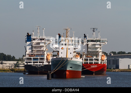 Emden, Deutschland, liegen vier Containerschiffe vor Anker in den inneren Hafen Emden Stockfoto