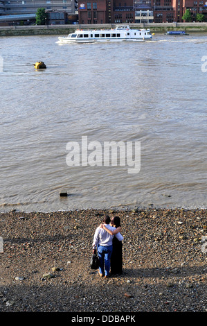 Zwei liebende Blick auf die Themse, London, UK Stockfoto