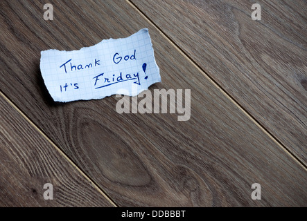 Freitag-Nachricht, geschrieben auf Papier, auf Holz Hintergrund. Platz für Ihren Text. Stockfoto