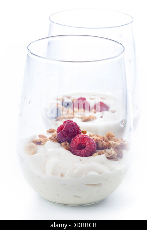 Glas des leckeren Joghurt Müsli mit Himbeeren Stockfoto