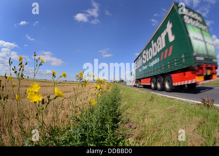 LKW Winkel Blick auf LKW Reisen entlang der Landstraße in der Nähe von Leeds, Yorkshire Vereinigtes Königreich Stockfoto