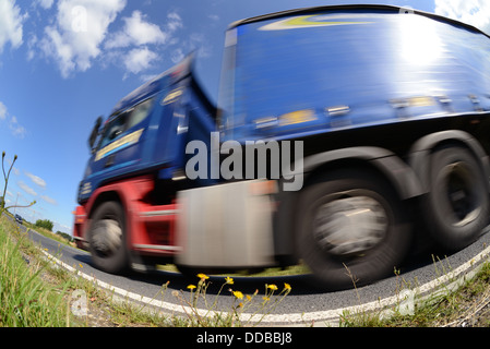 LKW Winkel Blick auf LKW Reisen entlang der Landstraße in der Nähe von Leeds, Yorkshire Vereinigtes Königreich Stockfoto