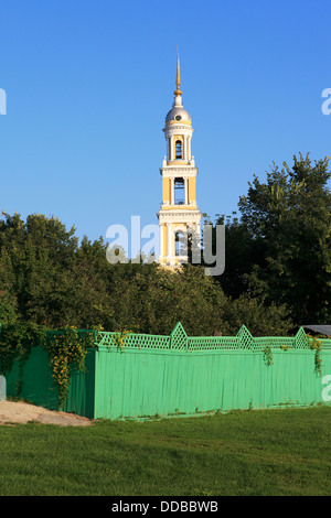 Der Empire-Stil Kirche aus dem 19. Jahrhundert und Glockenturm von John der Apostel - Kirche und Glockenturm der Apostel Ioanna Bogoslova in Kolomna, Russland Stockfoto