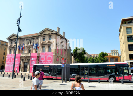 Linienbus vor dem Rathaus Vieux Port Marseille Bouche-du-Rhône Cote d ' Azur Frankreich Stockfoto