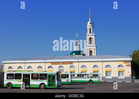 Die nächste Bushaltestelle mit der Kirche und Bell Tower der Apostel Ioanna Bogoslova in Kolomna, Russland Stockfoto