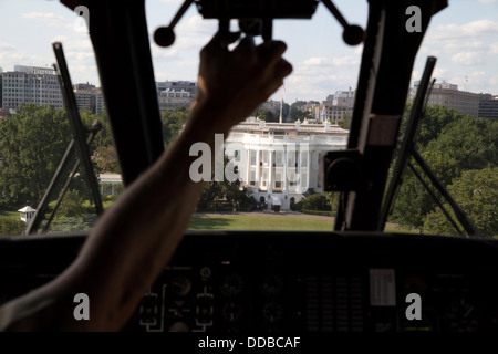 Marine ein Hubschrauber nähert sich dem South Lawn des weißen Hauses aus dem Cockpit Blick 25. Juli 2013 in Washington, DC zu sehen Stockfoto