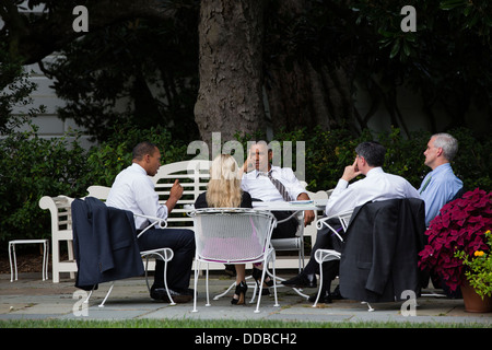 US-Präsident Barack Obama trifft sich mit von links: Rob Nabors, Deputy Chief Of Staff für die Politik; Kathryn Ruemmler, Berater des Präsidenten; Finanzminister Jack Lew und Chef des Stabes Denis McDonough im Rosengarten des weißen Hauses 31. Juli 2013 in Washington, DC. Stockfoto