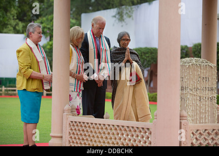 US-Vizepräsident Joe Biden und Dr. Jill Biden legen einen Kranz mit Tara Gandhi Bhattacharjee, Enkelin von Mahatma Gandhi und Amb. Nancy Powell, links, an der Märtyrer Spalte im Musée Gandhi Smriti 22. Juli 2013 in Neu-Delhi, Indien. Stockfoto