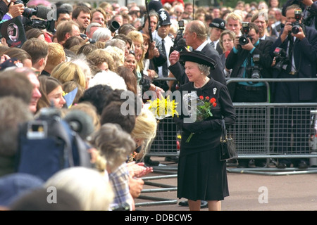 DIE KÖNIGIN UND DES HERZOGS VON EDINBURGH ANGESEHEN FLORAL TRIBUTE AUßEN BUCKINGHAM PALACE HEUTE FÜR PRINZESSIN DIANA GELEGT. Stockfoto