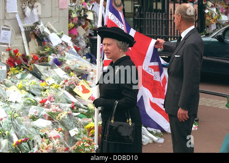 DIE KÖNIGIN UND DES HERZOGS VON EDINBURGH ANGESEHEN FLORAL TRIBUTE AUßEN BUCKINGHAM PALACE HEUTE FÜR PRINZESSIN DIANA GELEGT. Stockfoto