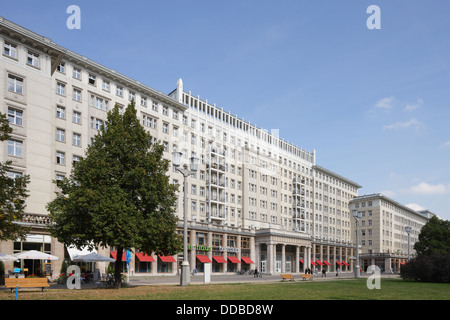 Berlin, Deutschland, Lebens- und Geschaeftsgebaeude in Karl-Marx-Allee in Berlin-Friedrichshain Stockfoto