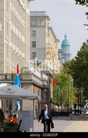 Berlin, Deutschland, Lebens- und Geschaeftsgebaeude in Karl-Marx-Allee in Berlin-Friedrichshain Stockfoto