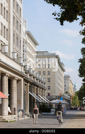 Berlin, Deutschland, Lebens- und Geschaeftsgebaeude in Karl-Marx-Allee in Berlin-Friedrichshain Stockfoto