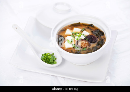 Miso-Suppe mit Tofu, Algen und Pilzen Stockfoto