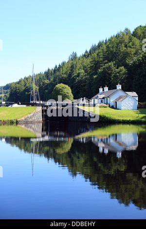 Schleusenwärter Hütten spiegelt sich in einer noch Crinan Canal an der Dunardry Brücke in Argyll, Schottland Stockfoto