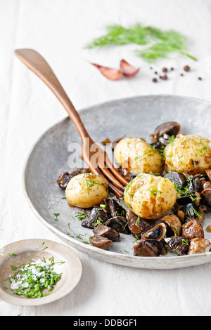 Gekochte Kartoffeln mit gebratenen Waldpilzen Stockfoto