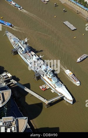 Luftaufnahme der HMS Belfast vor Anker als Museum in der Themse in London Stockfoto