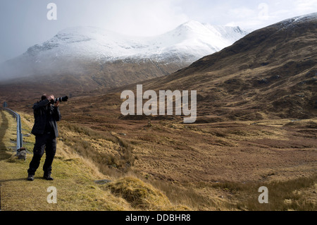 Ein Fotograf bei der Arbeit in den schottischen Highlands Scotland UK Stockfoto