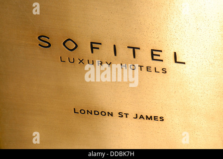 London, England, Vereinigtes Königreich. Hotel Sofitel London St James. Namensplakette an Fassade Stockfoto