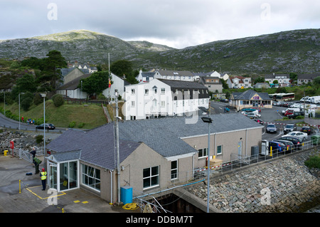 Caledonian Mac Brayne Port Mitarbeiter arbeiten im Tarbert Hafen auf der Insel Harris Scotland UK Stockfoto