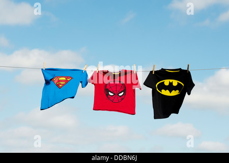 Childs Superman, Batman und Spiderman t-Shirt an eine Wäscheleine hängen Stockfoto