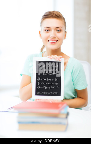 lächelnde Studentin mit TabletPC Stockfoto