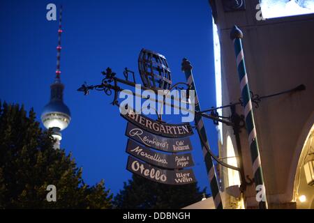 Berlin, Deutschland. 24. August 2013. Anzeichen deuten auf Biergärten und Restaurants das Nikolaiviertel nahe den Fernsehturm in Berlin, Deutschland, 24. August 2013. Foto: Jens Kalaene/Dpa/Alamy Live News Stockfoto