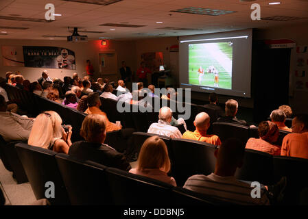 29. August 2013: Mitglieder der 1983 Miami Hurricanes Fußball-Nationalmannschaft in diesem Video Höhepunkt während einer Veranstaltung zu Ehren des 30. Jahrestages des National Championship-Teams im Hecht Athletic Center auf dem Campus der University of Miami in Coral Gables, Florida. Stockfoto