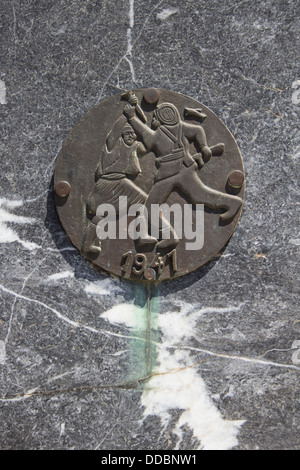 Gedenktafel an einem Kriegerdenkmal auf der Insel Kreta zeigen die einheimischen deutschen Fallschirmjäger im zweiten Weltkrieg kämpfen. Stockfoto