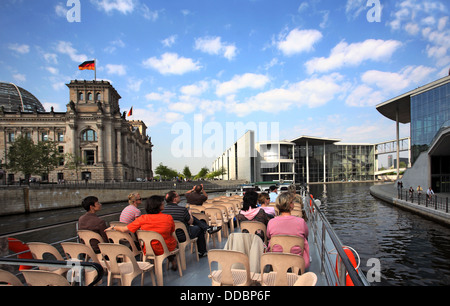 Berlin, Deutschland, besuchen Touristen auf einem Dampfschiff, das Regierungsviertel Stockfoto