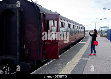 Ein Tourist, ein Bild von der Jacobite Dampfzug am Bahnhof von Mallaig Scotland UK Stockfoto