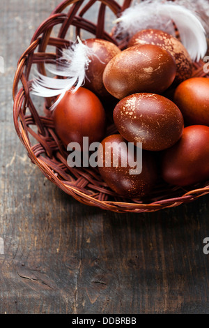 Ostereier auf hölzernen Hintergrund Stockfoto