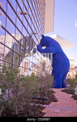 Große blaue Bär-Skulptur von Lawrence Argent, Colorado Convention Center, Denver, CO, USA Stockfoto