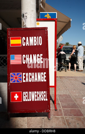 Puerto Pollensa, Mallorca, Spanien, Geld Austausch Zeichen in vier Sprachen Stockfoto