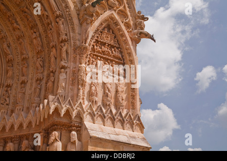 Gotischer Architektur auf der Westfassade der Kathedrale von Reims in Frankreich. Stockfoto