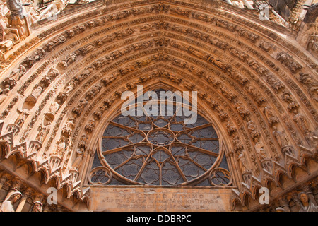 Gotischer Architektur auf dem Westportal der Kathedrale von Reims in Frankreich. Stockfoto