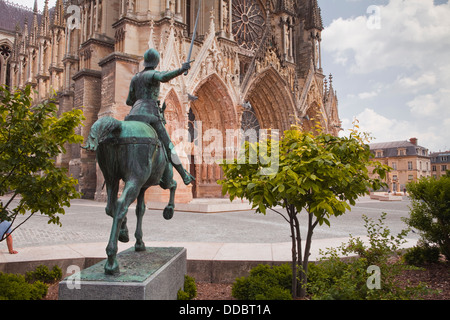 Eine Statue von Jeanne d ' Arc außerhalb das Westportal der Kathedrale von Reims in Frankreich. Stockfoto