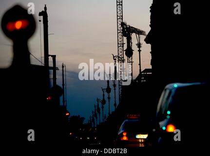 Berlin, Deutschland. 24. August 2013. Autos fahren auf der Boulevard Unter Den Linden, die derzeit im Bau in Berlin, Deutschland, 24. August 2013. Foto: Jens Kalaene/Dpa/Alamy Live News Stockfoto