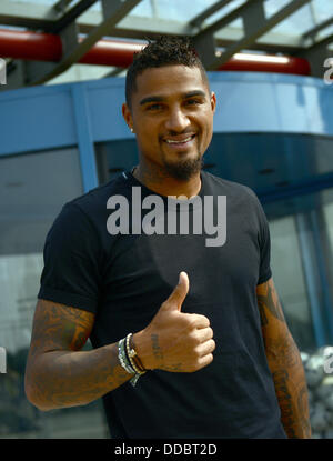 Gelsenkirchen, Deutschland. 30. August 2013. Neuanschaffung des Fußball-Bundesligisten FC Schalke 04, Kevin-Prince Boateng, lächelt nach seiner Präsentation auf einer Pressekonferenz des FC Schalke 04 in Gelsenkirchen, Deutschland, 30. August 2013. Foto: CAROLINE SEIDEL/Dpa/Alamy Live News Stockfoto