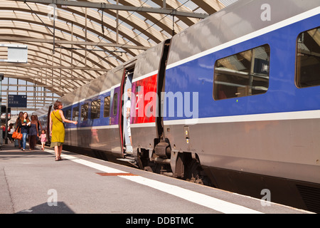 Menschen einsteigen einen TGV nach Paris est gebunden Stockfoto