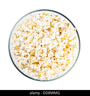 Glasschale mit Popcorn auf weißem Hintergrund Stockfoto