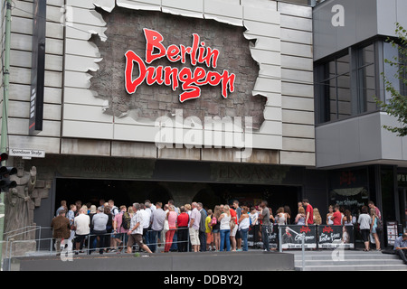 Menschen am Eingang des Berlin Dungeon, Berlin, Deutschland, Europa Stockfoto