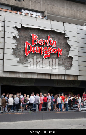 Menschen am Eingang des Berlin Dungeon, Berlin, Deutschland, Europa Stockfoto