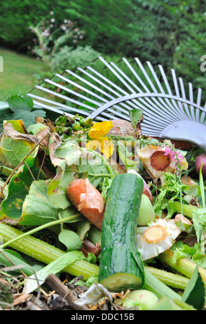 Abfälle, bestehend aus Pflanzen- und Hausmüll in einem Lagerplatz Stockfoto