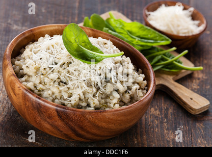 Risotto mit Spinat in Holzschale Stockfoto