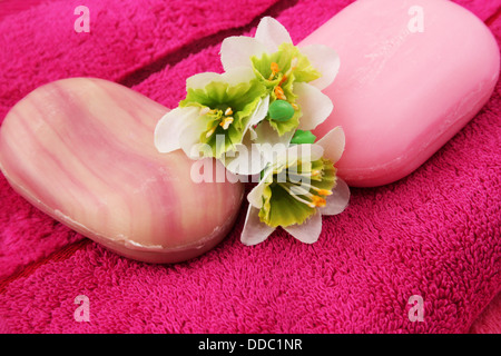 Handtücher, Seifen und Blumen-Nahaufnahme-Bild. Stockfoto