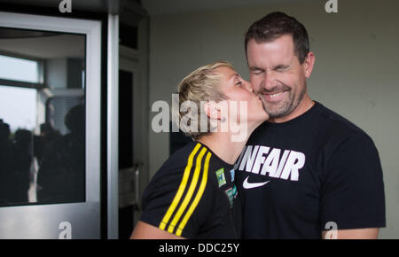 Speerwerferin Christina Obergföll küsst ihr Partner und Trainer Boris Henry bei einem Presse-Event in Berlin, Deutschland, 30. August 2013. Foto: Michael Kappeler/dpa Stockfoto