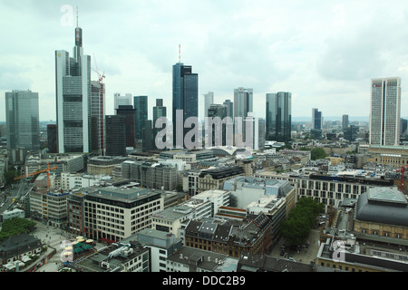 Bürogebäude und Wolkenkratzer in Frankfurt am Main, Deutschland. Frankfurt ist die Hauptstadt des Landes Hessen. Stockfoto