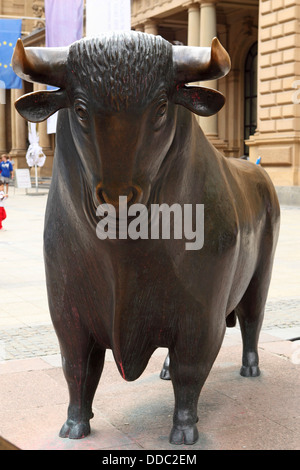 Ein Stier Skulptur außerhalb der Borse (Börse) in Frankfurt am Main, Deutschland. Stockfoto